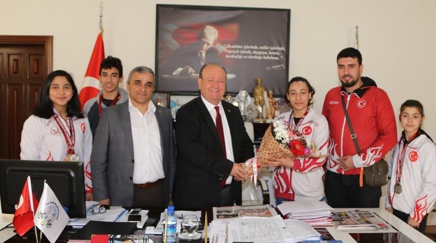 Milli sporculardan Başkan Özakan’a ziyaret