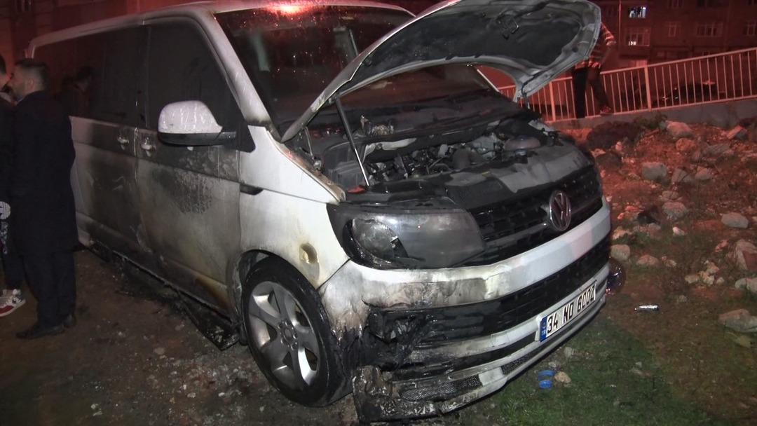 Mahalle ayağa kalktı! Park halindeki iki aracı ateşe verdiler
