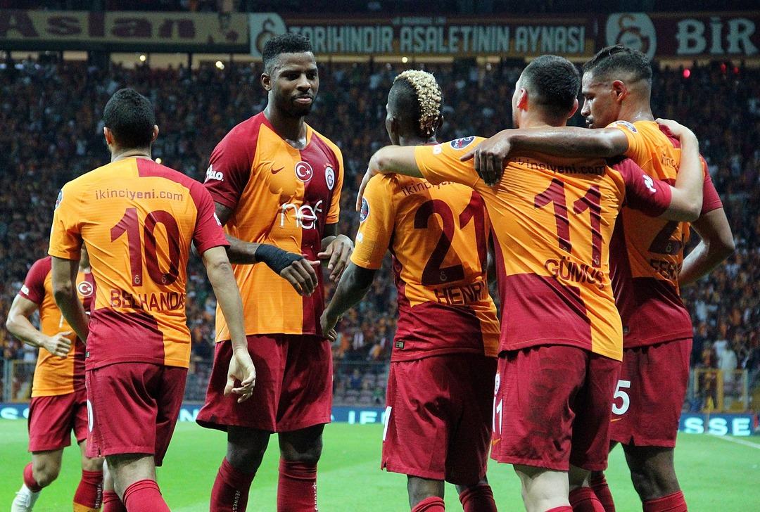Galatasaray&rsquo;da Christian Luyindama ile Marcao derbiyi ka&ccedil;ıracak