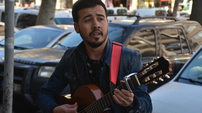 Sokak m&uuml;ziği yaparak har&ccedil;lığını &ccedil;ıkarıyor