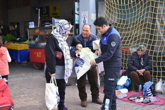 Aliağa Belediyesinin bez çanta dağıtımları devam ediyor