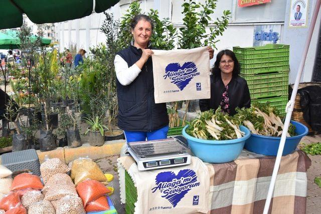 Aliağa Belediyesinin bez çanta dağıtımları devam ediyor