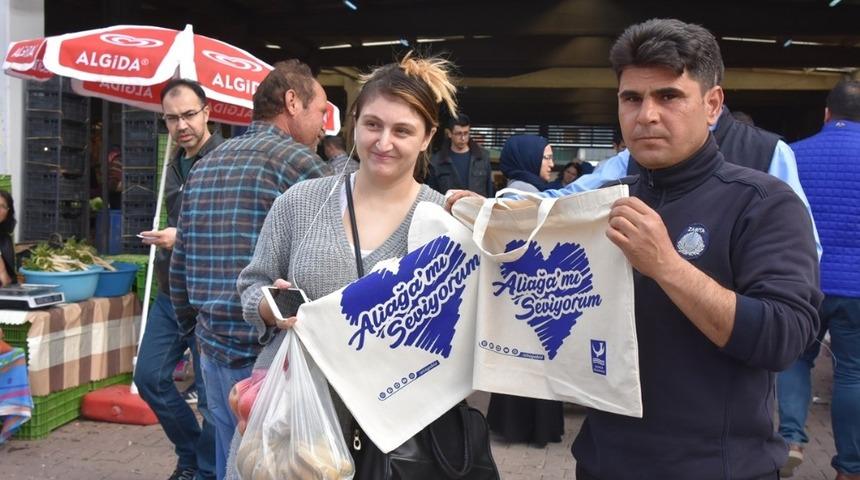 Aliağa Belediyesinin bez çanta dağıtımları devam ediyor