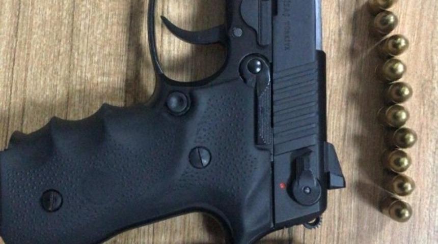 Polis ekiplerinin arama yaptığı ara&ccedil;tan tabanca ele ge&ccedil;irildi