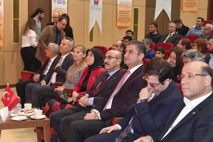 Vali Demirtaş, "Komşu Köyün Delisi"ni izledi G1