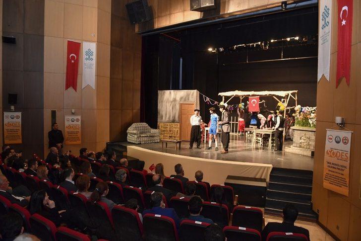 Vali Demirtaş, "Komşu Köyün Delisi"ni izledi G3