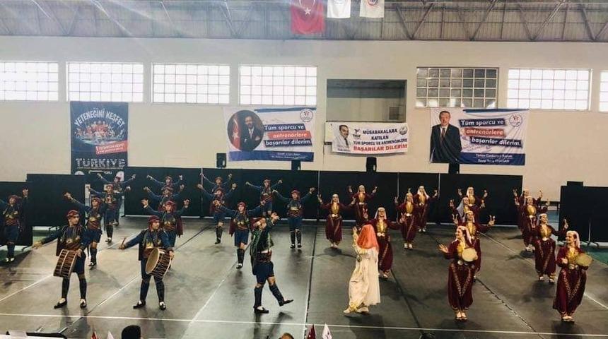 Cumhuriyet Anadolu Lisesi Halk Oyunları ekibi T&uuml;rkiye finalinde