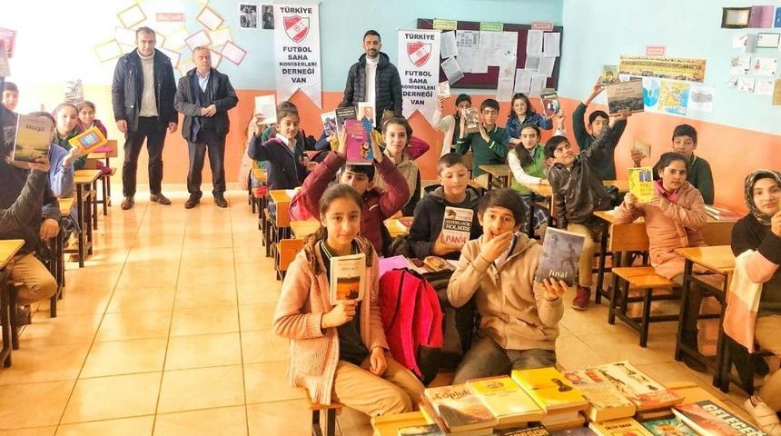 Saha komiserlerinden kitap yardımı