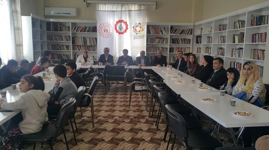 Yazar şair &Ccedil;elik okurlar ile buluştu