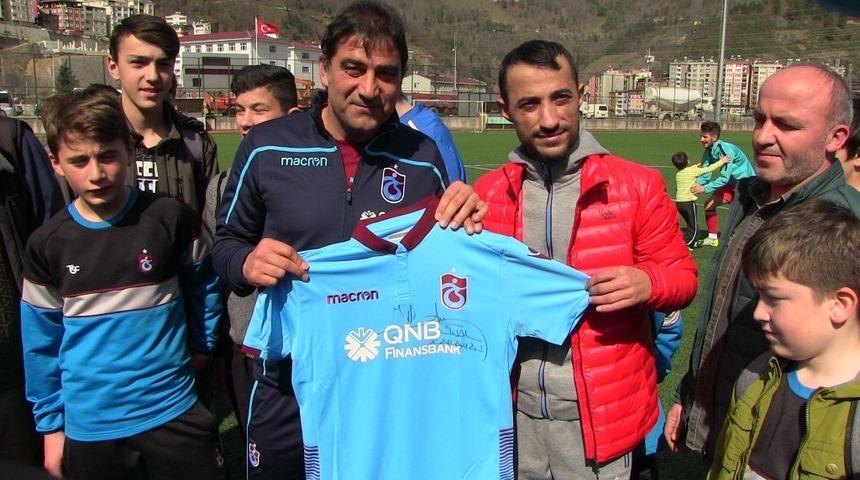 &Uuml;nal Karaman Trabzonspor Bor&ccedil;ka Futbol Okulu'nu ziyaret etti
