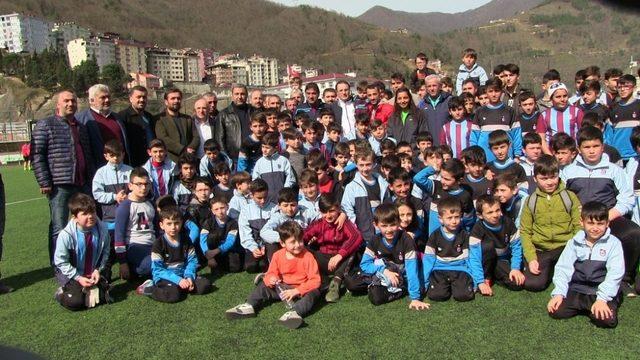 Ünal Karaman, Trabzonspor Borçka Futbol Okulu’nu ziyaret etti