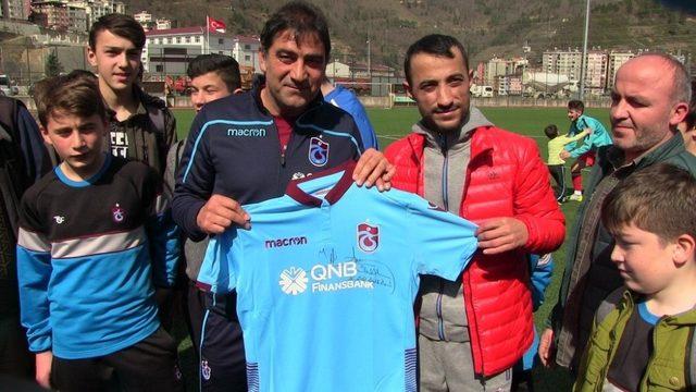 Ünal Karaman, Trabzonspor Borçka Futbol Okulu’nu ziyaret etti