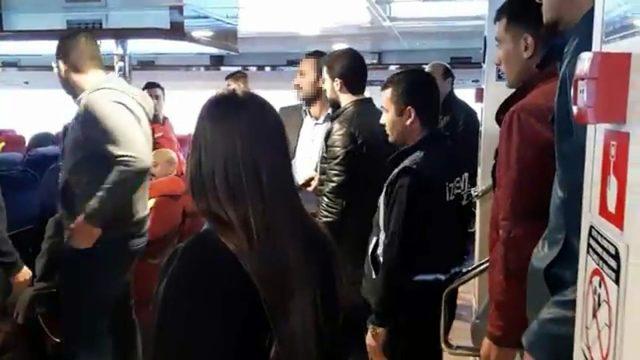 'Bu vapur İstanbul'a gidecek' diye bağıran baltalı eylemciyi polis ikna etti