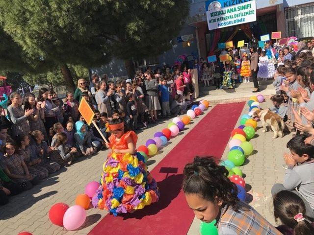 Burhaniye’ de ana sınıfı öğrencilerinden atık materyal defilesi