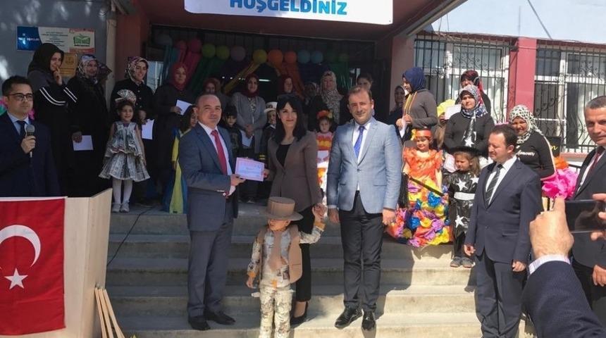 Burhaniye&rsquo; de ana sınıfı &ouml;ğrencilerinden atık materyal defilesi