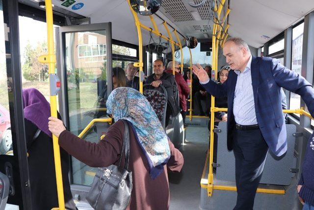 Başkan adayı Özlü, öğrenciler ile türkü söyledi