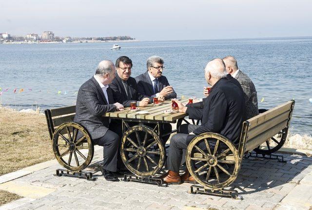 Bakan Varank, Van Gölü sahilinde çay içip protokolle sohbet etti