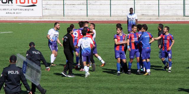 Amatör maç sonrası olay çıktı futbolcular birbirine girdi