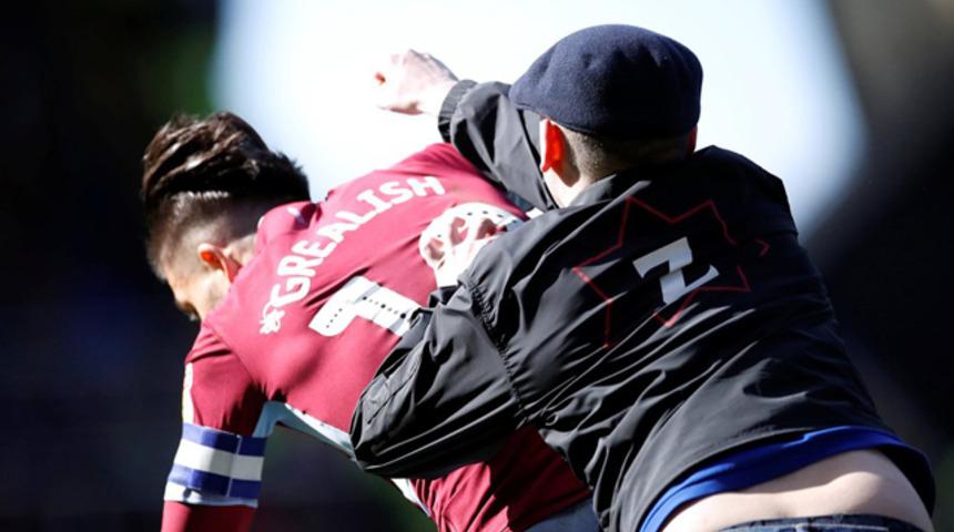Birmingham-Aston Villa maçında taraftar Jack Grealish'i yumrukladı