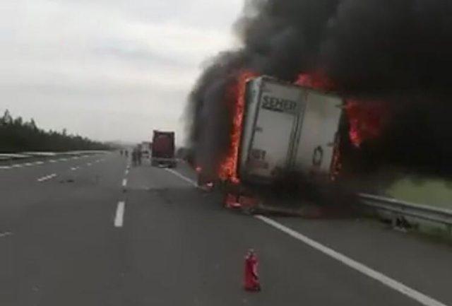 Otoyolda tavuk eti yüklü TIR'da yangın