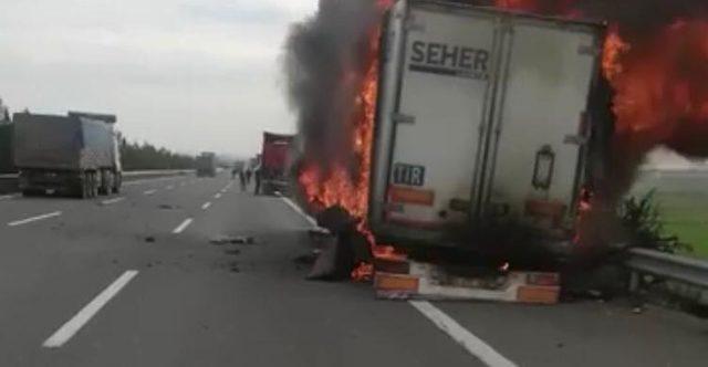 Otoyolda tavuk eti yüklü TIR'da yangın