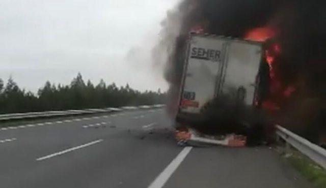 Otoyolda tavuk eti yüklü TIR'da yangın