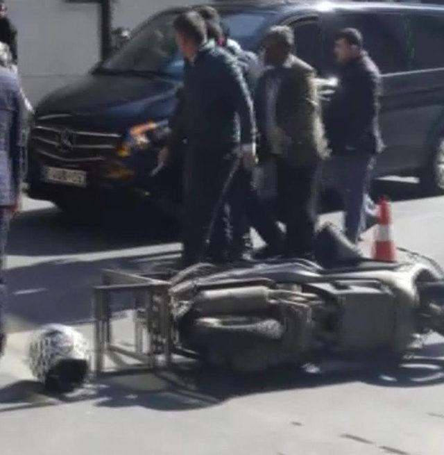 Şişli'de dehşet anları... Çarptığı motosikletliye bıçak çekti