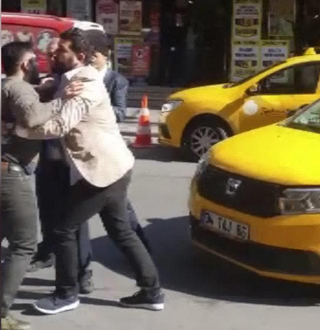 Şişli'de dehşet anları... Çarptığı motosikletliye bıçak çekti