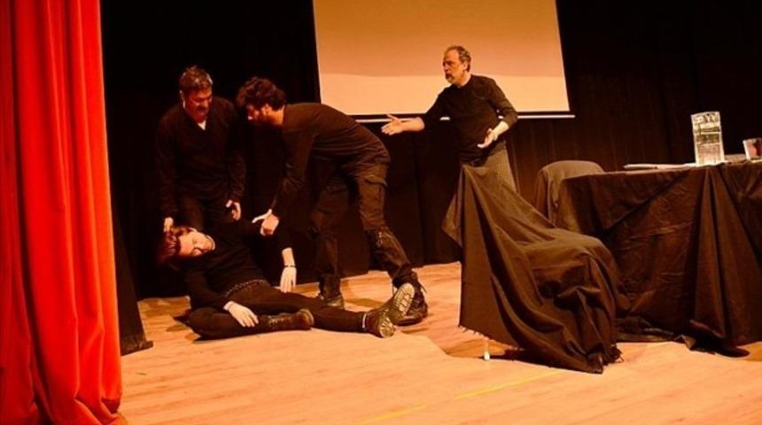 Mardin’de ’Beni Affet Anne’ isimli oyun sahnelendi