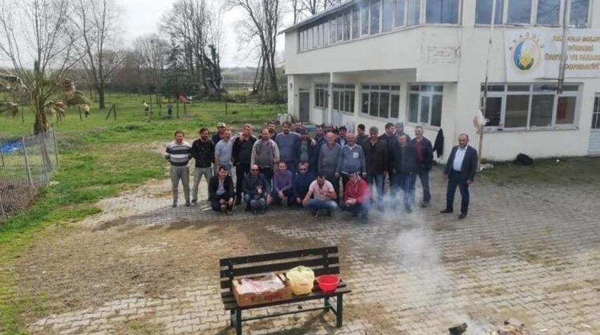 Gurbetteki arkadaşlarına mangal partisi d&uuml;zenlediler