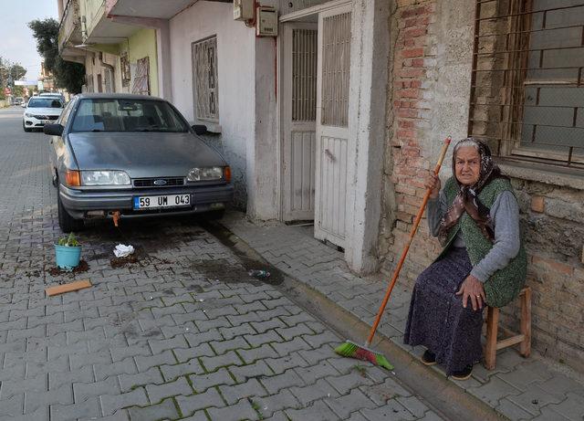 Torununun arabasını yakmak isteyen genç kızın üzerine saksı attı