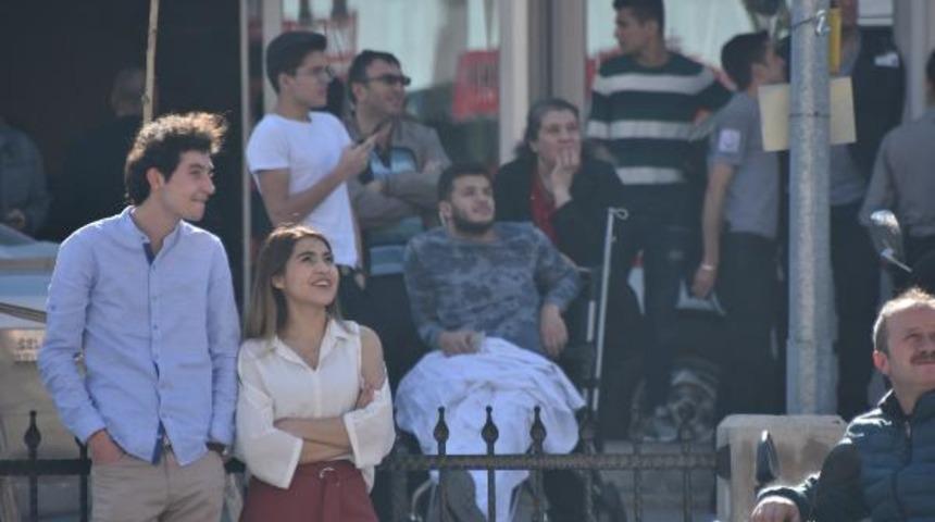 Kendisini jiletledi, çatıya çıktı! Dehşeti böyle izlediler