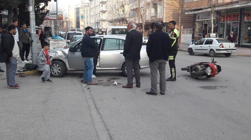 Motosiklet ile otomobil çarpıştı: 1 yaralı
