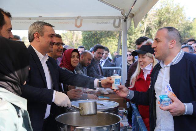 AK Parti İstanbul İl Başkanı Şenocak'tan millet bahçesi ziyaretçilerine çorba ikramı