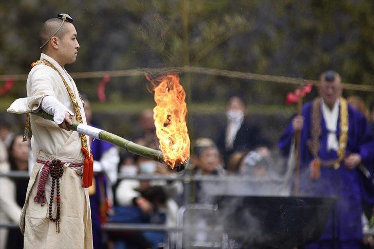 İzleyenlerin yürekleri ağızlarına geldi... İşte ateş üzerinde yürüme festivali  G3