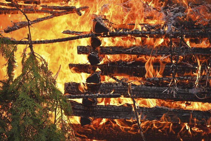 İzleyenlerin yürekleri ağızlarına geldi... İşte ateş üzerinde yürüme festivali  G4