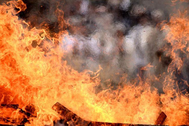 İzleyenlerin yürekleri ağızlarına geldi... İşte ateş üzerinde yürüme festivali  G5