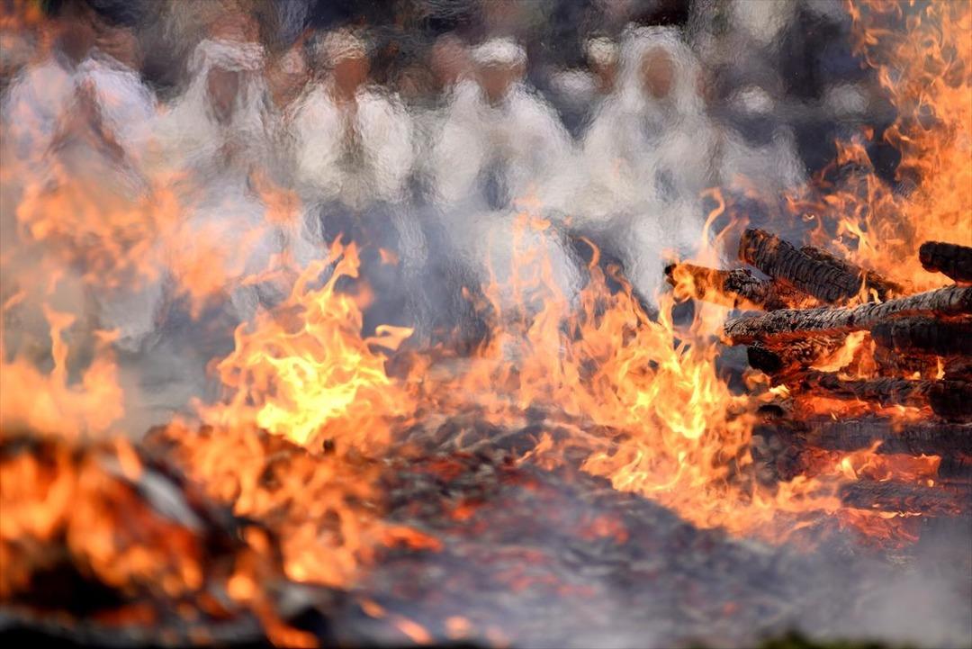 İzleyenlerin y&uuml;rekleri ağızlarına geldi... İşte ateş &uuml;zerinde y&uuml;r&uuml;me festivali 