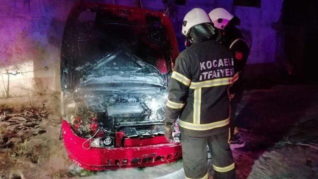 Hurda otomobilde çıkan yangın, yanındaki binayı küle çeviriyordu