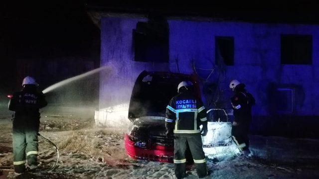 Hurda otomobilde çıkan yangın, yanındaki binayı küle çeviriyordu