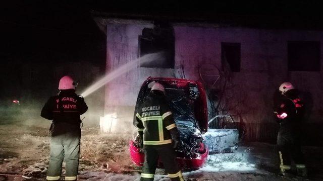 Hurda otomobilde çıkan yangın, yanındaki binayı küle çeviriyordu