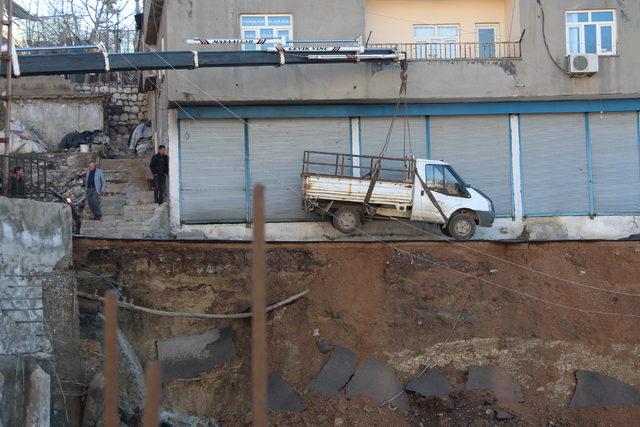 Şırnak'ta istinat duvarı çöktü; çevredeki binalar boşaltıldı