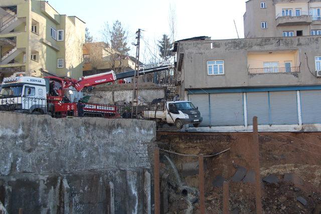 Şırnak'ta istinat duvarı çöktü; çevredeki binalar boşaltıldı