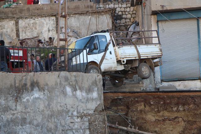 Şırnak'ta istinat duvarı çöktü; çevredeki binalar boşaltıldı