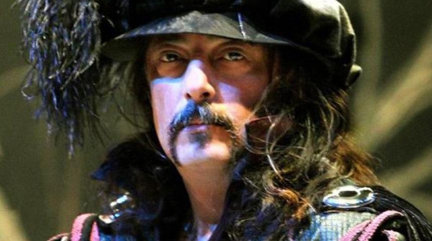 &Uuml;nl&uuml; opera sanat&ccedil;ısı intihar etti!