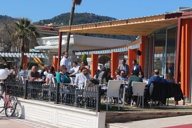 Marmaris’te hayvanseverler kahvaltıda buluştu