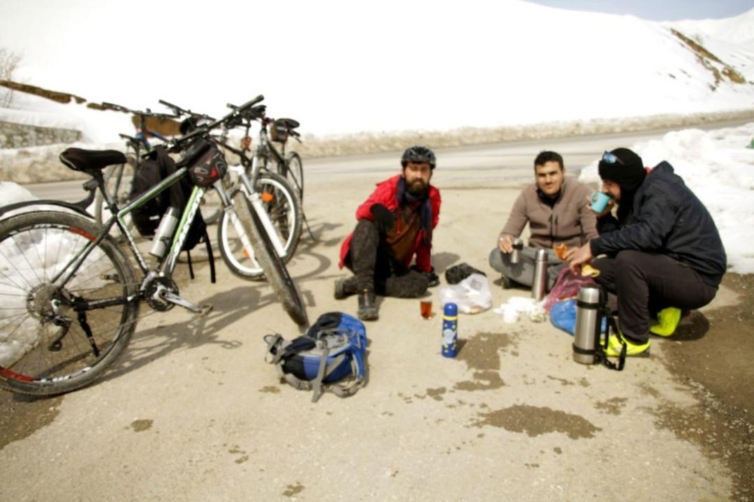 Gezgin &ouml;ğretmen, bisikletiyle yollarda