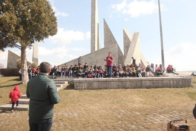 Afyonkarahisarlı öğrenciler Dumlupınar Şehitliği’nde