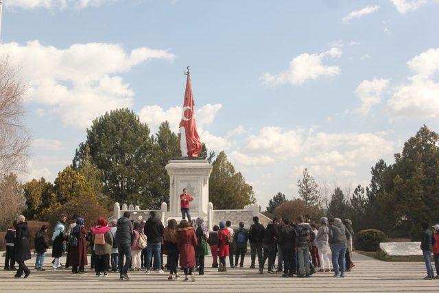 Afyonkarahisarlı öğrenciler Dumlupınar Şehitliği’nde