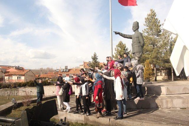 Afyonkarahisarlı öğrenciler Dumlupınar Şehitliği’nde